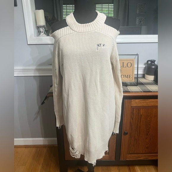 Vintage Havana Women’s Cold Shoulder Distressed Sweater - Picture 1 of 9